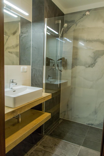 Bathroom 4, Brassel Aparthotel, Środa Śląska