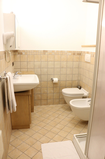 Bathroom 4, Roulette Apartments, Sondrio