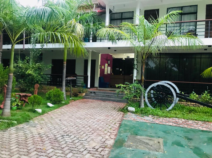 Exterior & Views