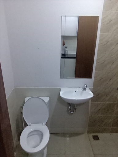 Bathroom, Apartemen Transpark Juanda by Cicie Room, Bekasi