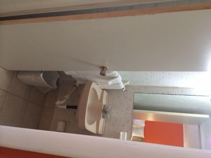 Bathroom 3, Fels Three Crown Motel, Erie