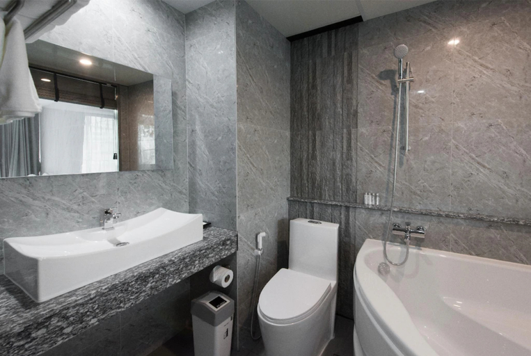 Bathroom 4, Bangkok City Link Hotel, Ratchathewi