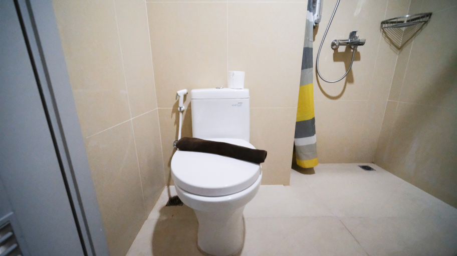 Bedroom 2, Good Choice and Homey 1BR Grand Sungkono Lagoon Apartment By Travelio, Surabaya