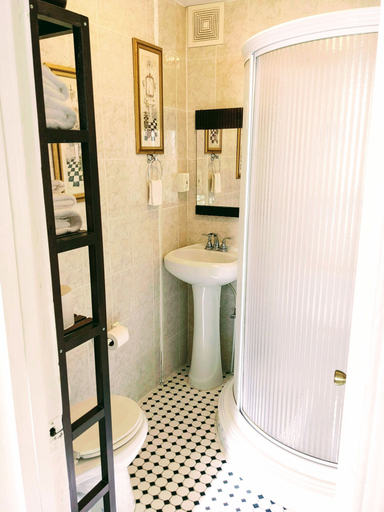 Bathroom 5, Chelsea Pub & Inn, Atlantic