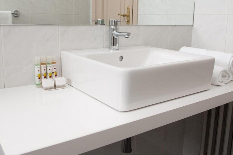 Bathroom 4, Hotel Universal, A Coruña