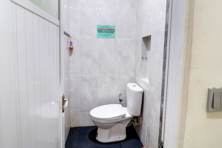 Bathroom 3, OYO Life 92707 D-akomiba Residence, Jambi
