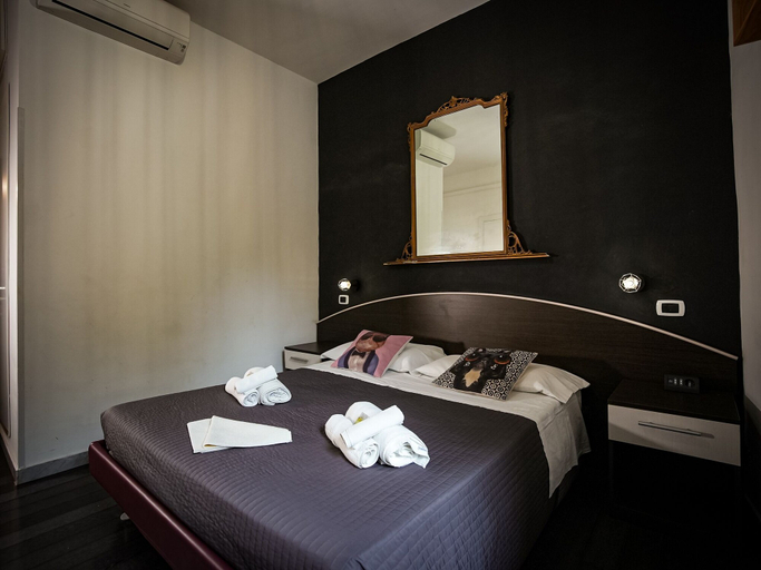 Bedroom 4, Gate 40, Rome