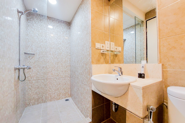 Bathroom 5, Best Homey and Nice Studio at Great Western Resort Apartment By Travelio, Tangerang