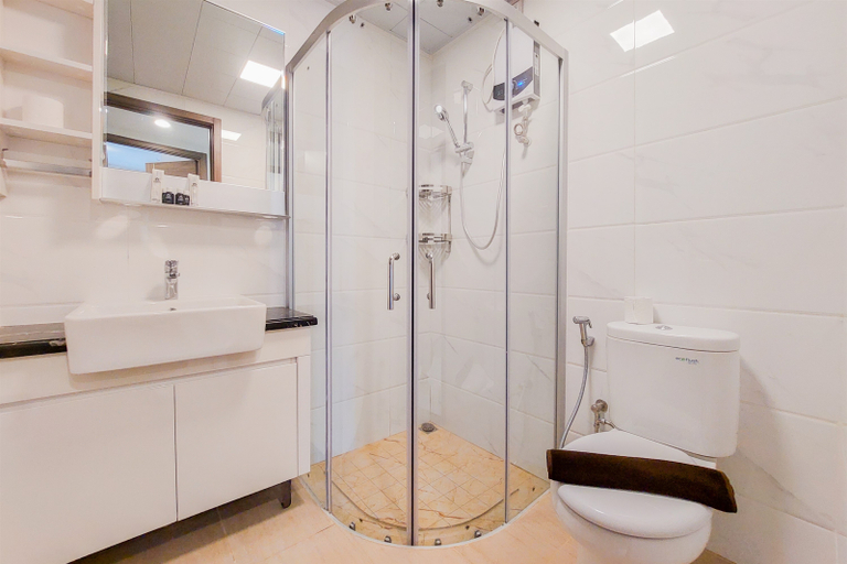 Bathroom 5, Homey and Spacious 3BR Sky House BSD Apartment By Travelio, Tangerang Selatan