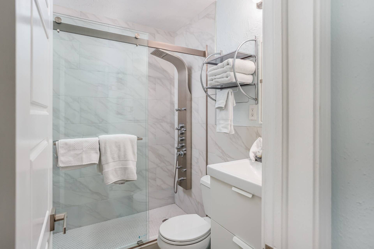 Bathroom 4, Modern Grove Beautiful 3 Bedroom Home, Sarasota