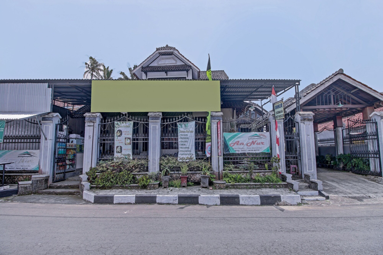 Exterior & Views 2, OYO 90543 An-nur Guest House Syariah, Kuningan