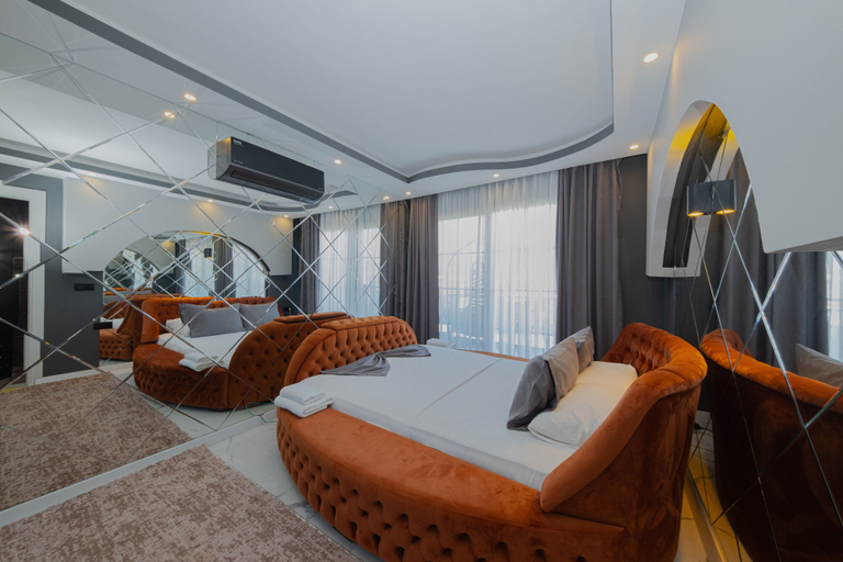 Others 5, Ada Luxury, Merkez