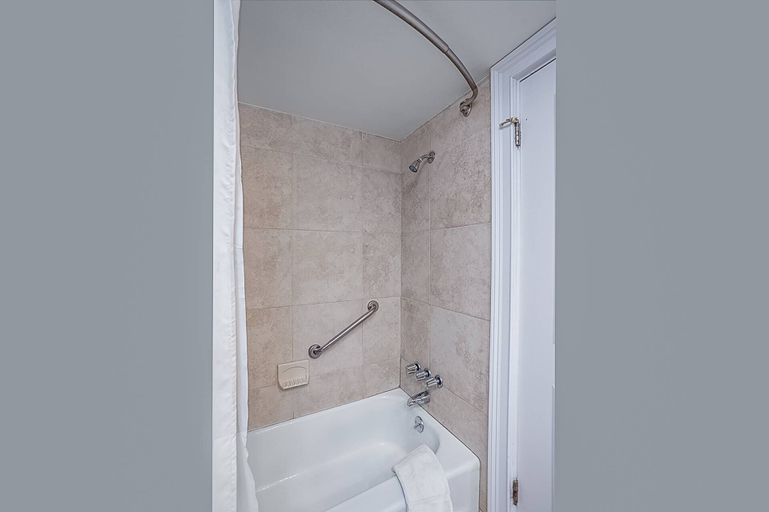 Bathroom 4, Kingston Arms 2nd Fl Walk to Beach & St. Armands Circle, Sarasota