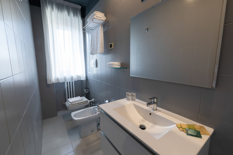 Bathroom 4, Hotel Enzo, Macerata
