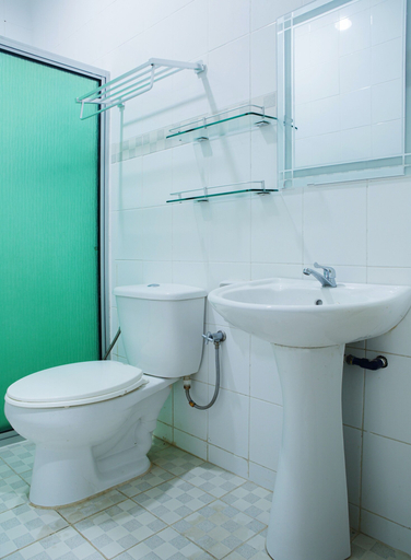 Bathroom 2, Hotel O The 7 Lodge Tambunan, Tambunan