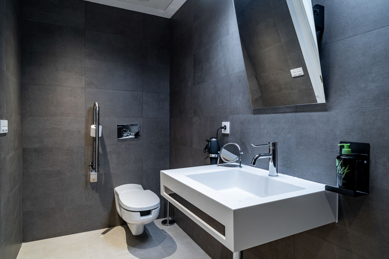 Bathroom 4, Limehome Sevilla Ronda de Capuchinos, Sevilla