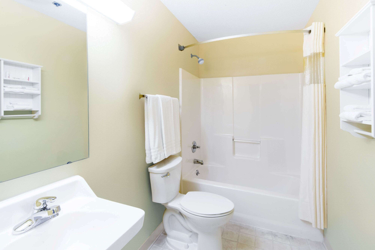 Bathroom 5, Days Inn by Wyndham Wooster, Wayne