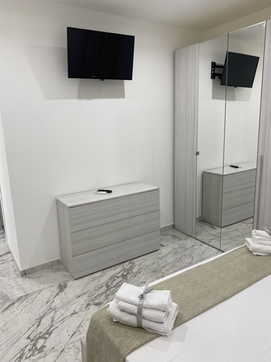 Others 5, B&B De ROSSI 185, Bari