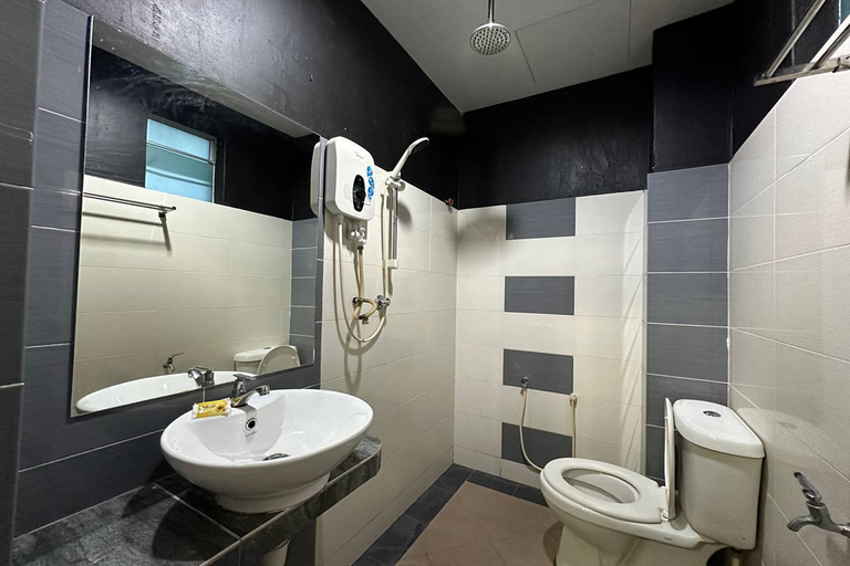 Bathroom 3, Bull & Bear Airport Hotel Langkawi, Langkawi