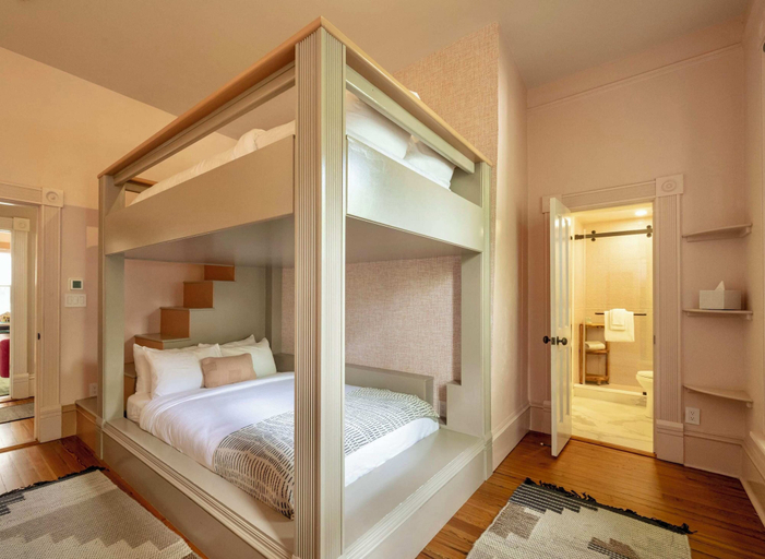 Bedroom 3, Grand Maloney Hotel, Monroe