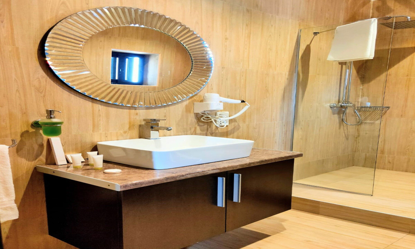 Bathroom 5, The Cabin Hotel, Accra