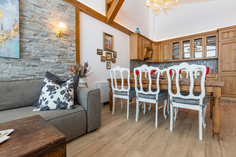 Others 5, Villas Sofayla & Elyas, Razlog
