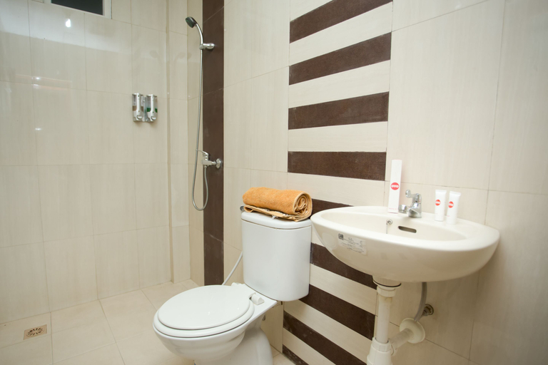 Bathroom 4, Hotel O Lapan Lapan, Banjarmasin