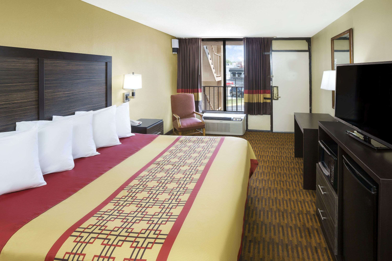 Bedroom 4, Days Inn by Wyndham Columbus-North Fort Moore, Muscogee
