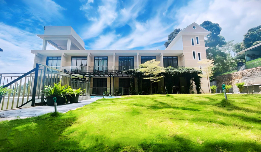 Exterior & Views