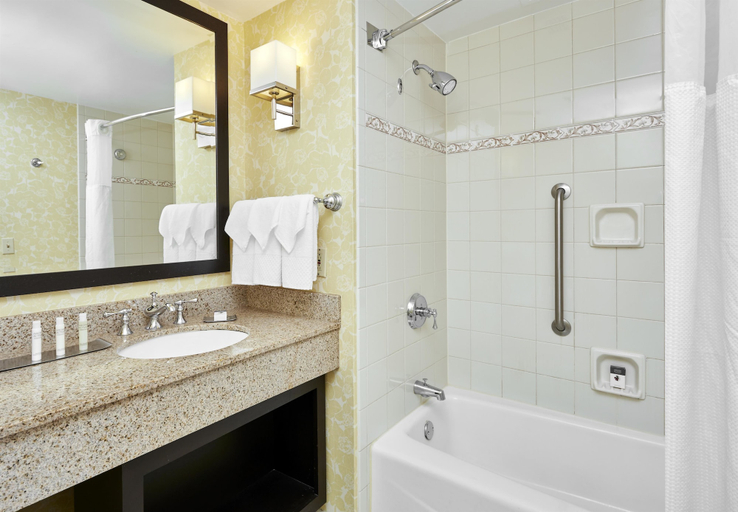 Bathroom 5, DoubleTree by Hilton Chicago - Oak Brook, Dupage