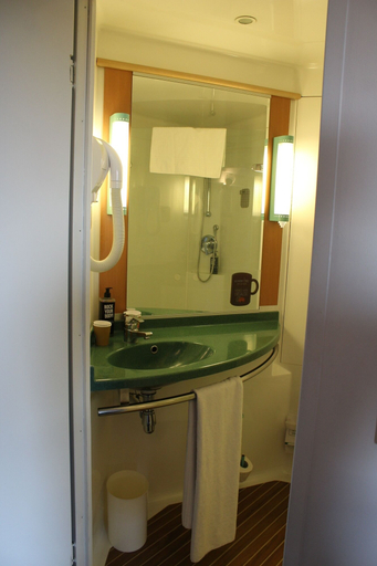Bathroom 3, Hôtel ibis Abbeville, Somme