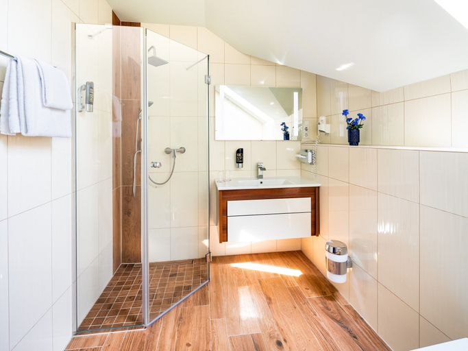 Bathroom 5, Kristallhotel Fettehenne, Leverkusen