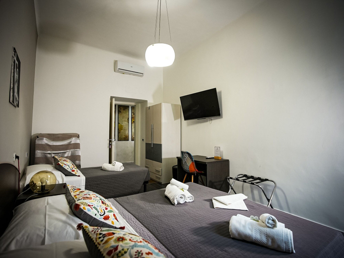 Bedroom 5, Gate 40, Rome