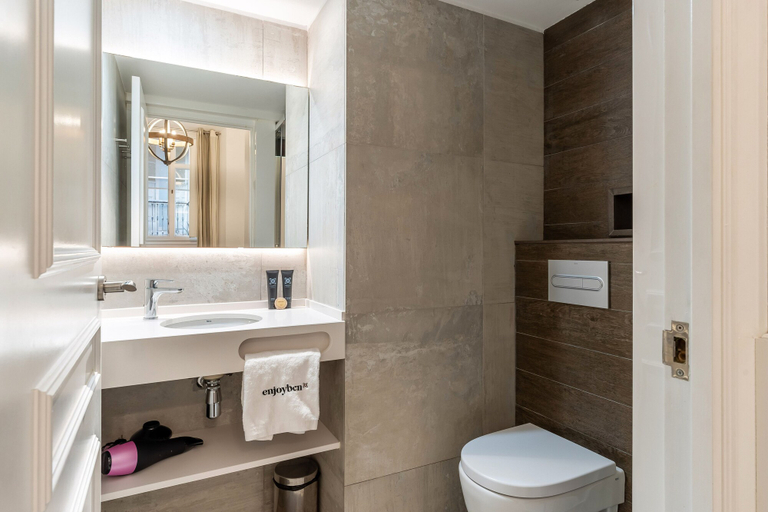 Bathroom 4, Enjoybcn Tallers Apartment, Barcelona