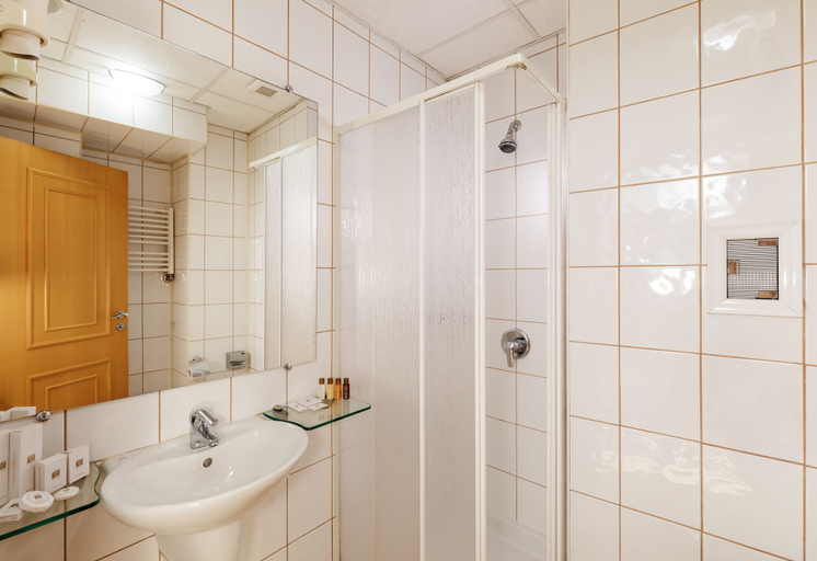 Bathroom 4, Arte Hotel, Stolichna