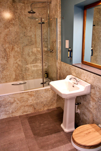 Bathroom 4, Victoria Square Hotel, Bristol