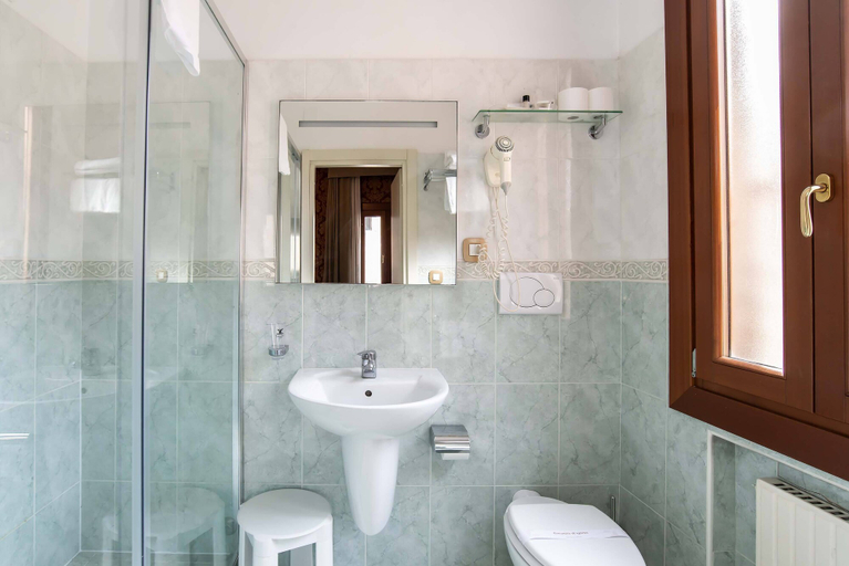 Bathroom 4, Hotel La Fenice Et Des Artistes, Venezia