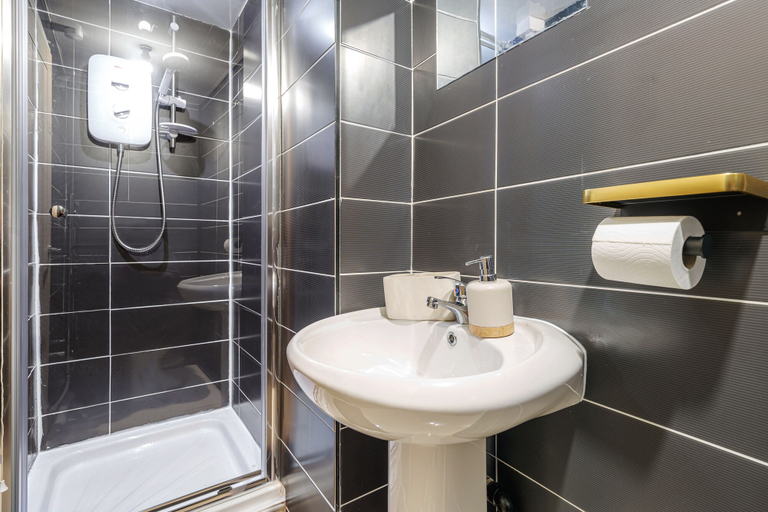 Bathroom, Next to Liverpool station stadium city, Sefton