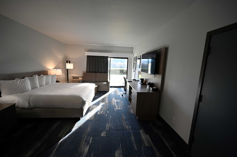 Bedroom 3, Edgewater Inn and Suites, an Ascend Collection Hotel, Coos