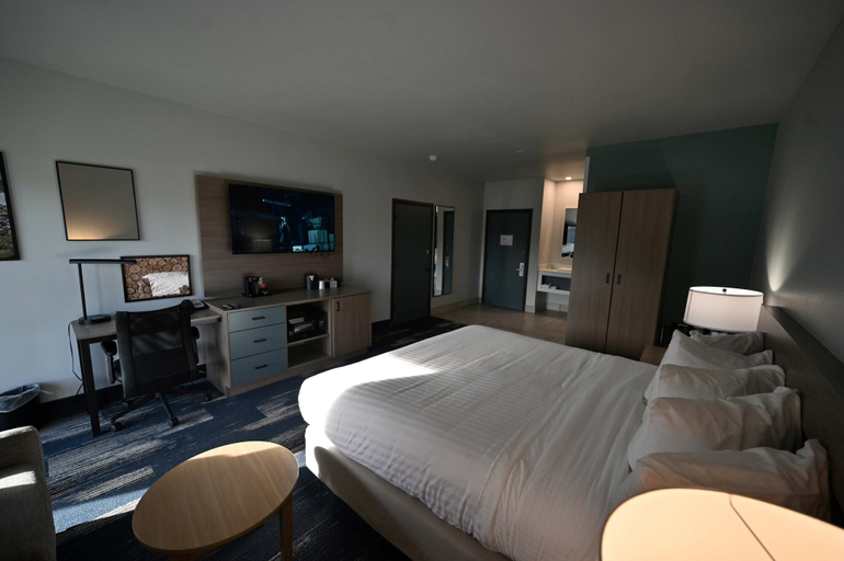 Bedroom 3, Edgewater Inn and Suites, an Ascend Collection Hotel, Coos