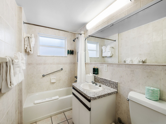Bathroom 5, Beachcomber Resort & Club, Broward