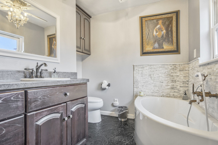 Bathroom 3, The Keys, El Paso