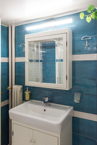 Bathroom 2, Blue Ark Gate to History, Attica
