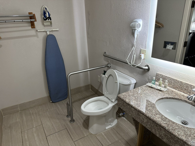 Bathroom 4, Quality Inn Ashland, Boyd