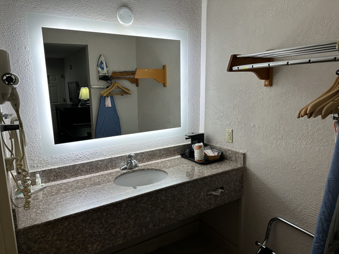 Bathroom 4, Quality Inn Ashland, Boyd