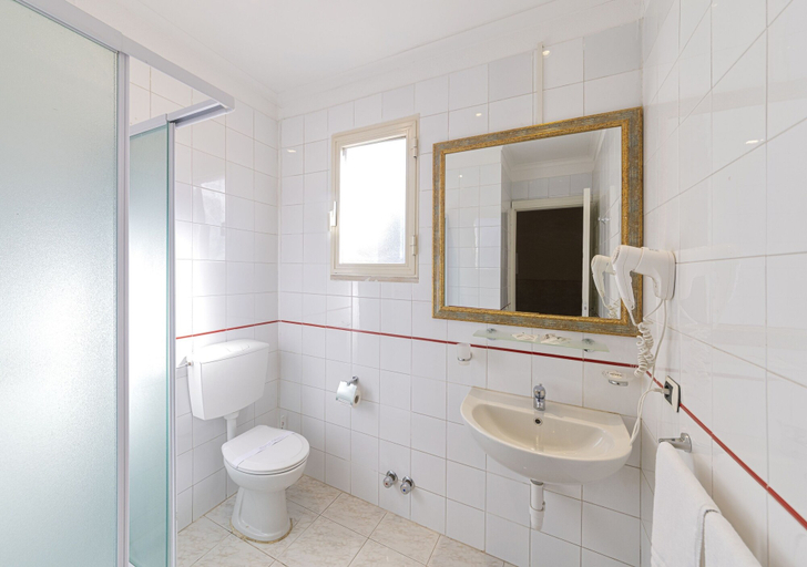 Bathroom 4, Hotel Terme Principe, Napoli
