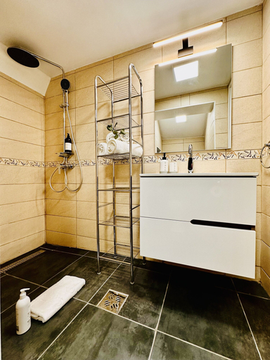 Bathroom 4, 5 to stay close to the Castle, Bran