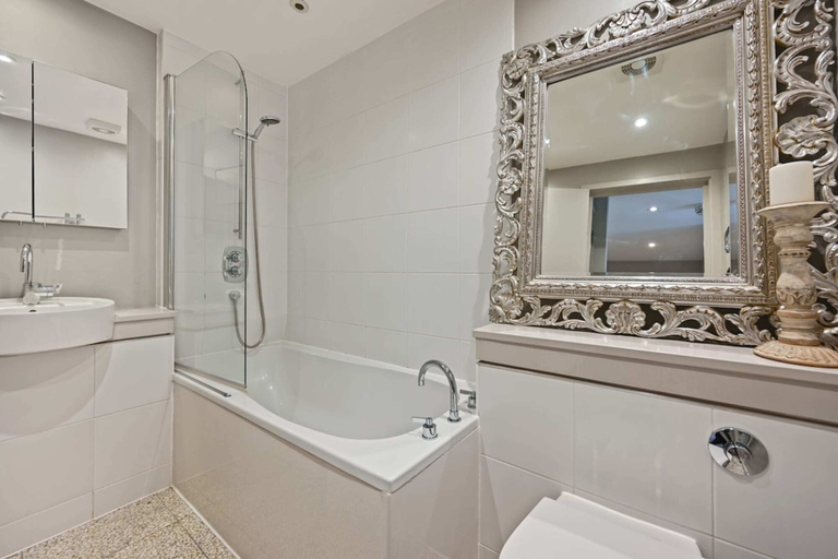 Others 4, Sleek 2BD Flat W/terrace - 2 Mins From Farringdon!, London