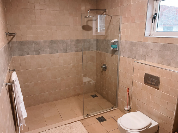 Bathroom 5, Sky Suites Osu, Accra