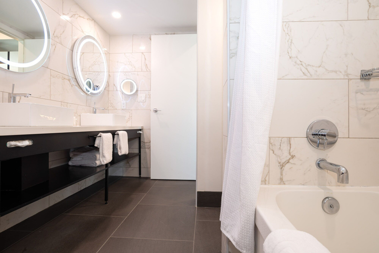 Bathroom 4, Sandman Signature Calgary Airport Hotel, Division No. 6